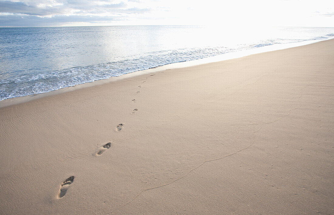 USA, Massachusetts, Cape Cod, Nantucket Island, Fußabdrücke am leeren Strand