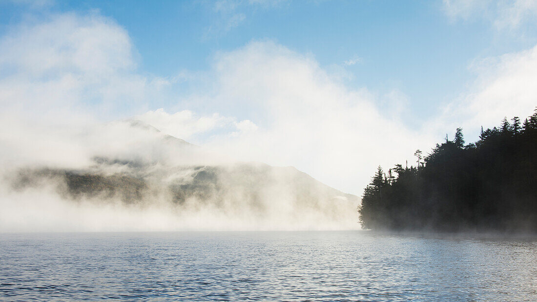 USA, New York, Nordelba, Lake Placid, Morgennebel steigt auf