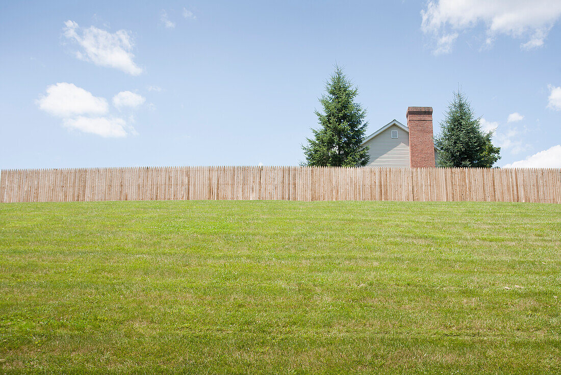 USA, New Jersey, Vorstadthaus hinter Zaun mit Rasen im Vordergrund