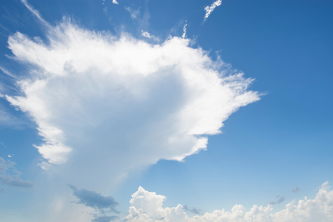 Weiße Wolken am blauen Himmel