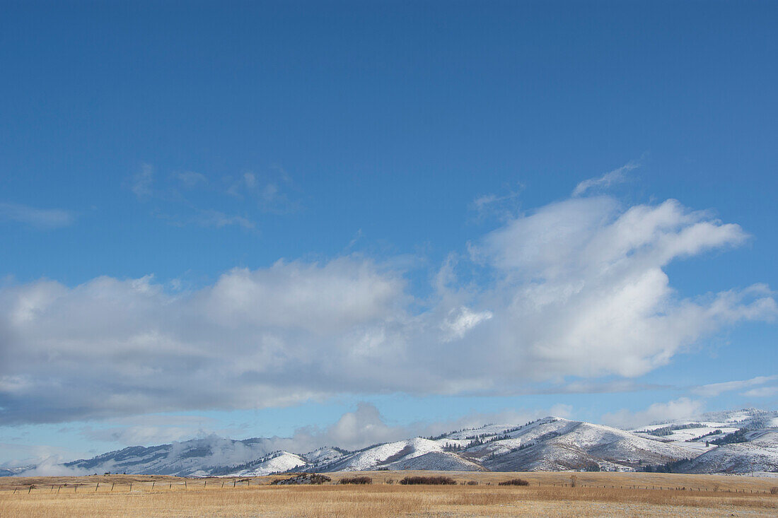 USA, Idaho, Feld und schneebedeckte Hügel