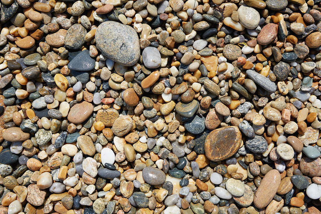 Draufsicht auf nasse Steine am Strand