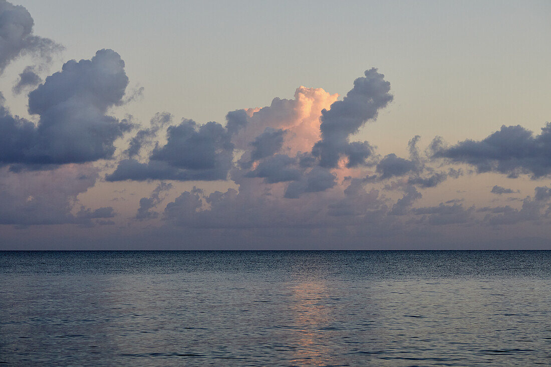 Wolken über dem Meer bei Sonnenaufgang