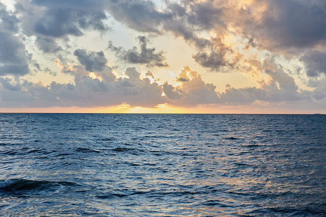 Wolken über dem Meer bei Sonnenaufgang