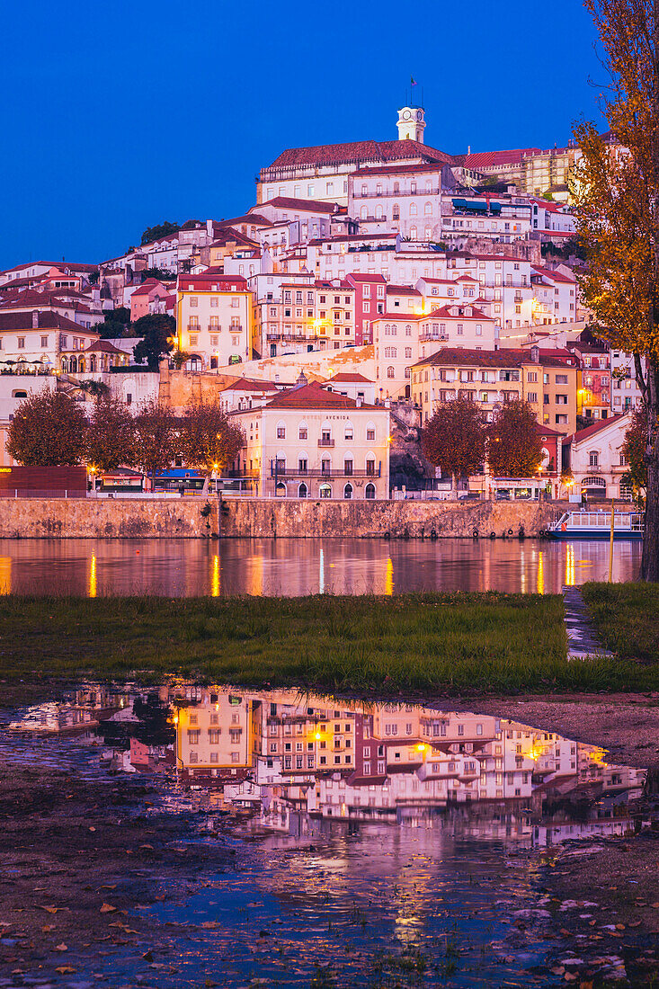 Portugal, Region Centro, Coimbra, Gebäude, die sich im Wasser spiegeln