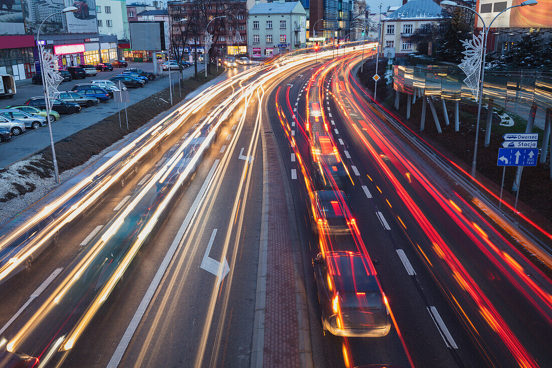 Polen, Karpatenvorland, Rzeszow, Abendverkehr in der Stadt