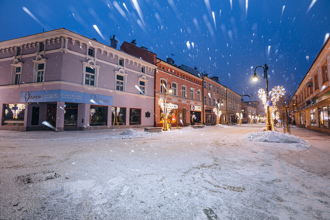 Polen, Karpatenvorland, Rzeszow, Altstadt in der Abenddämmerung im Winter