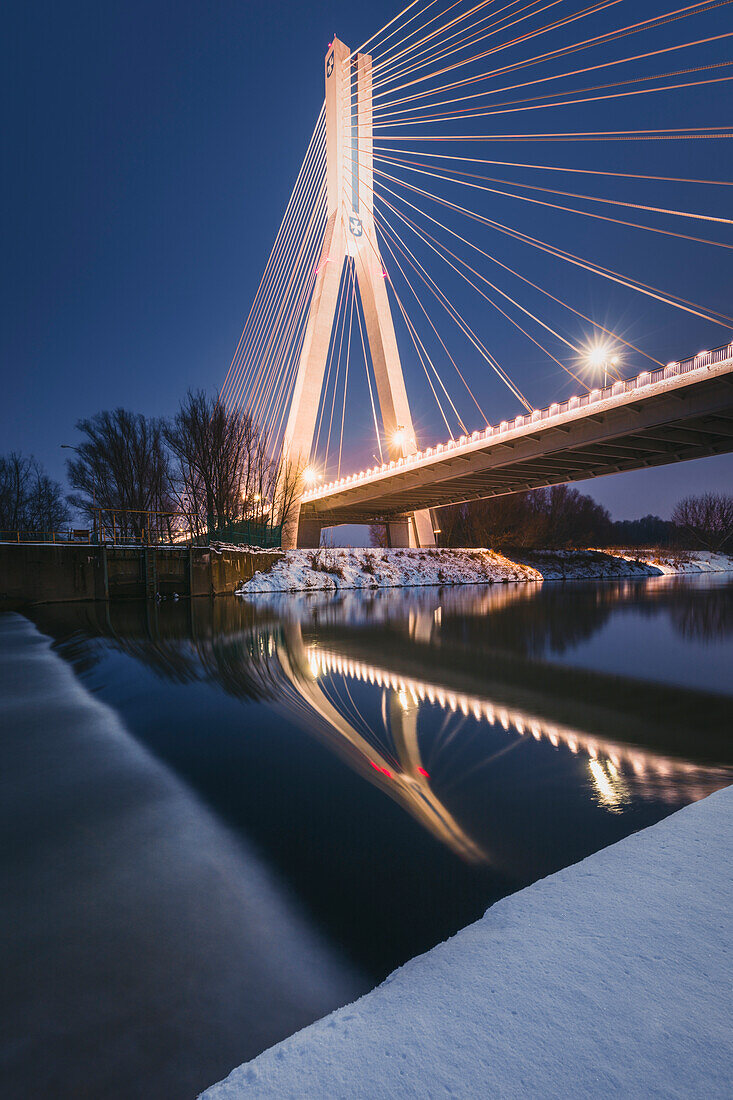 Polen, Karpatenvorland, Rzeszow, Hängebrücke nachts im Winter