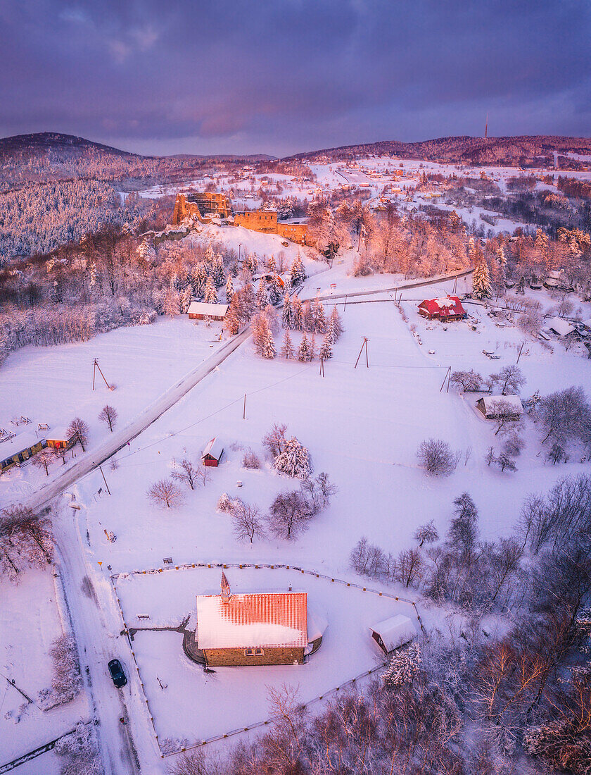 Poland, Subcarpathia, Odrzykon, Aerial view of ruins of Kamieniec Castle in winter