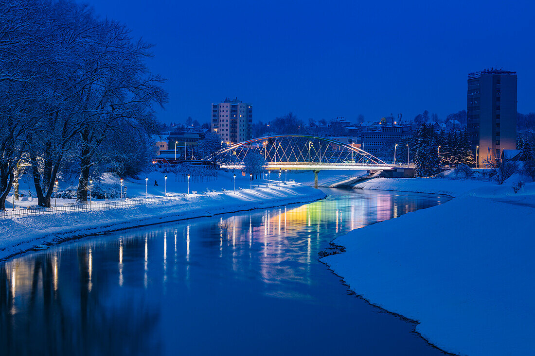 Polen, Karpatenvorland, Rzeszow, beleuchtete Brücke nachts im Winter