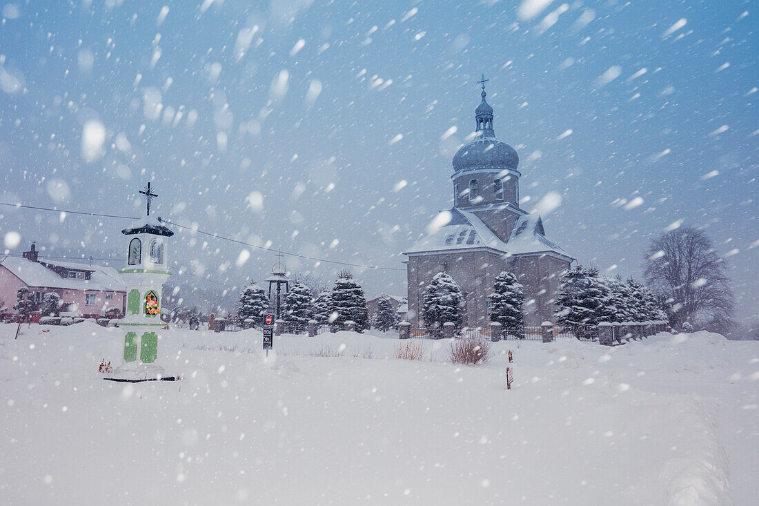 Polen, Karpatenvorland, Rzeszow, Kirche am Marktplatz im Winter Schneefall