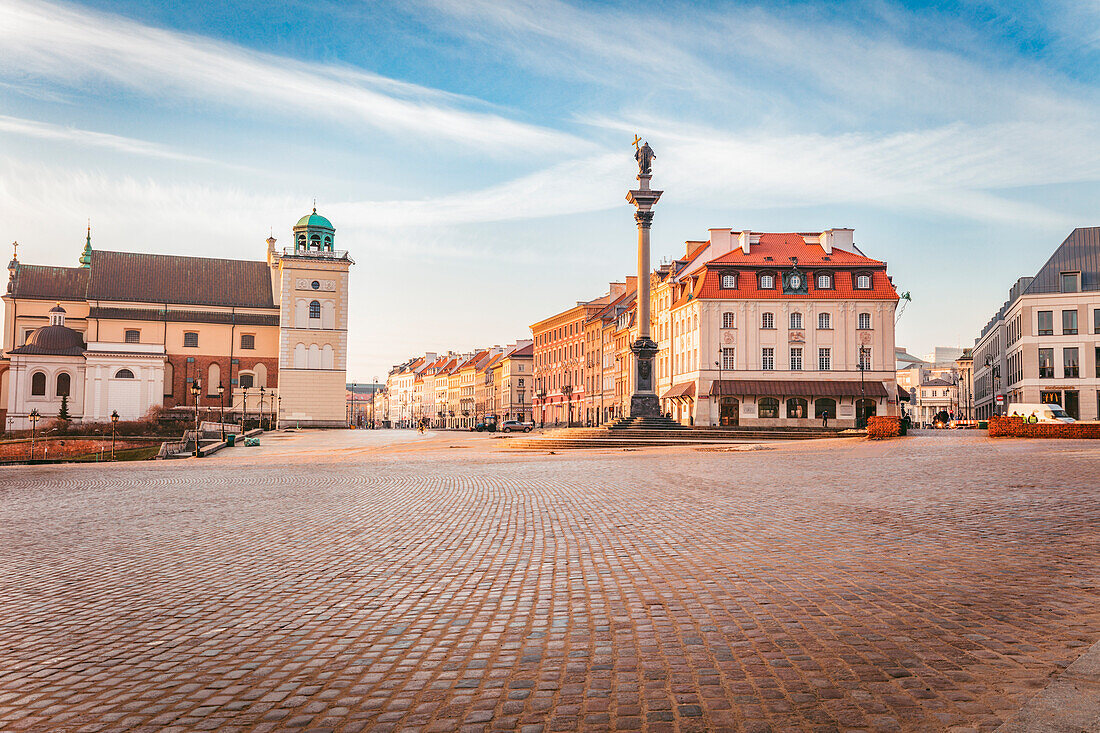 Poland, Masovia, Warsaw, Town square with monument column