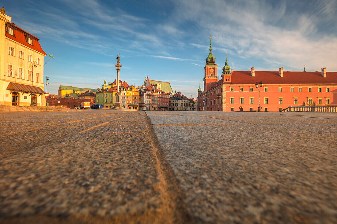 Polen, Masowien, Warschau, Königsschloss und Denkmalsäule am historischen Stadtplatz