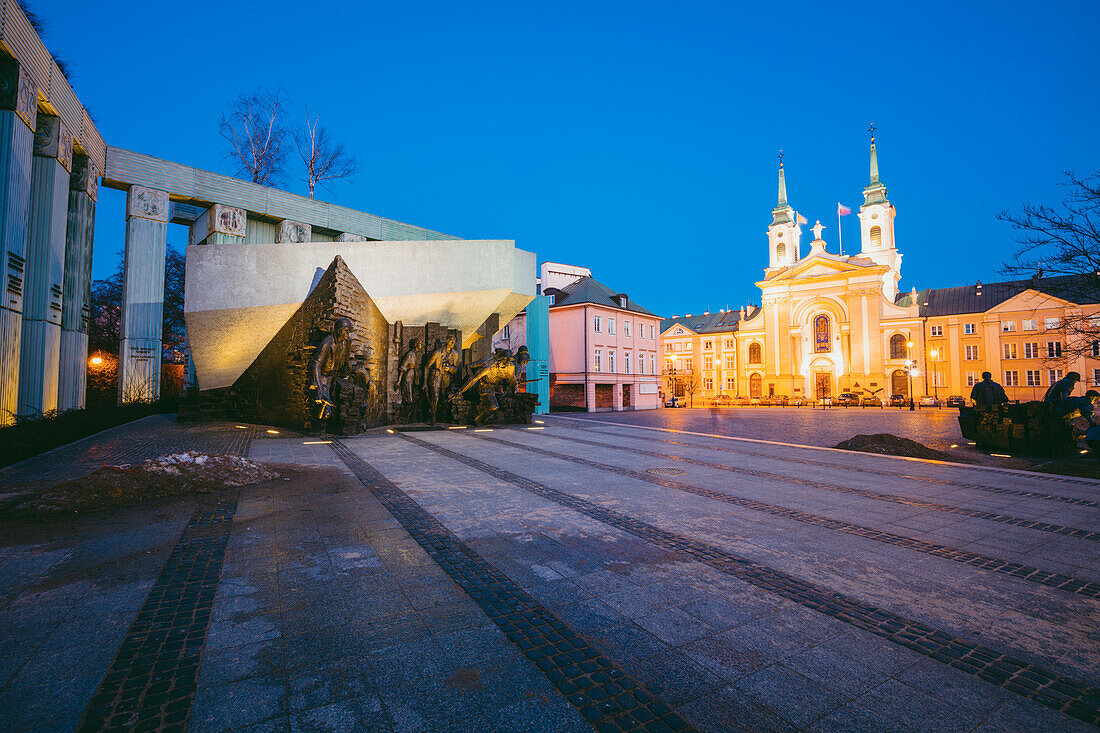 Polen, Masowien, Warschau, Altstädter Ring mit Weltkriegsdenkmal und beleuchteter Kathedrale