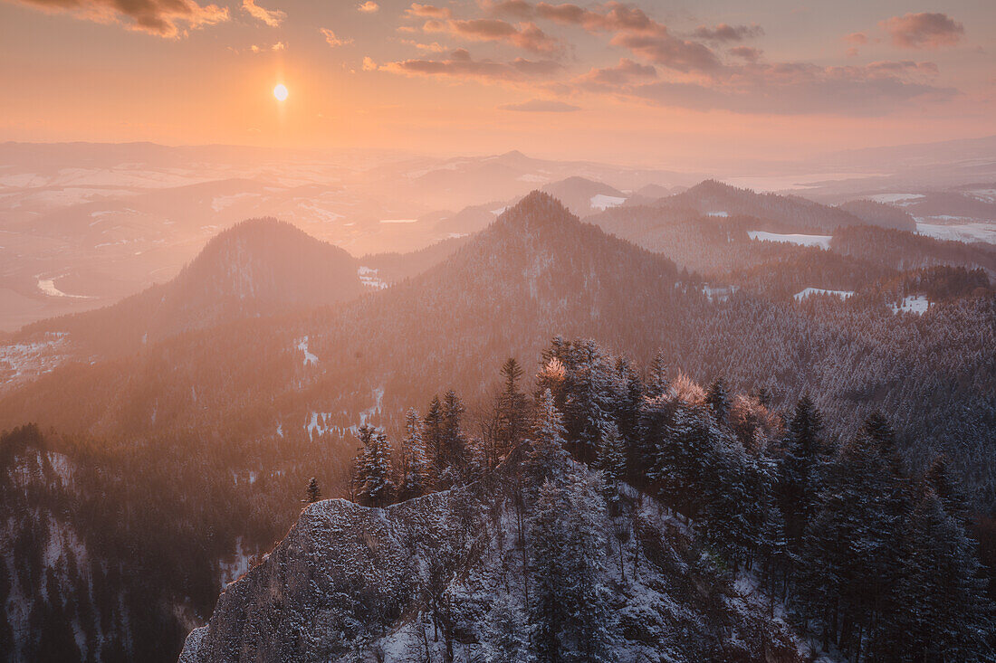 Polen, Kleinpolen, Berglandschaft im Nationalpark Pieniny bei Sonnenuntergang