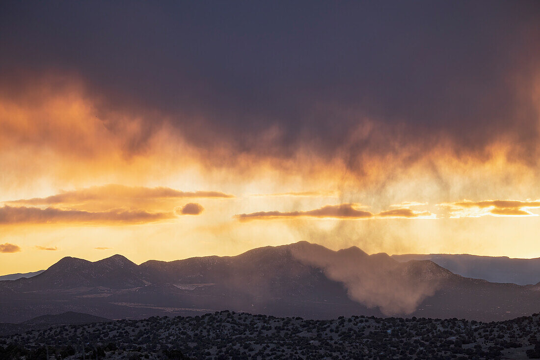 Farbenfroher Himmel über den Sandia Mountains, von Galisteo Basin Preserve, NM, Usa