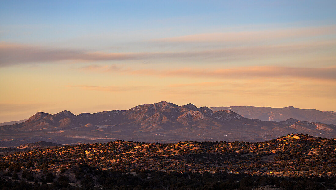 Sonnenaufgang über den Sandia Mountains vom Galisteo Basin Prseerve, Lamy, NM, Usa