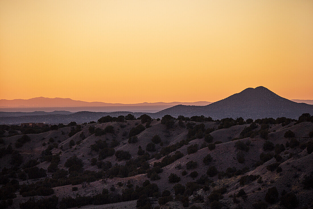 Sonnenuntergang über den Cerrillos, vom Galisteo Basin Preserve, Lamy, NM, USA