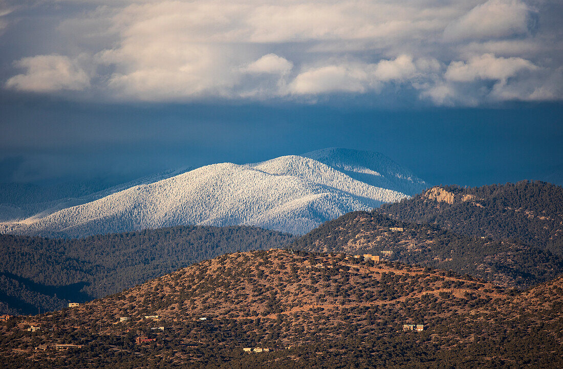 Leichter Schnee auf den Ausläufern der Sangre De Cristo Mountains, Santa Fe, NM, Usa