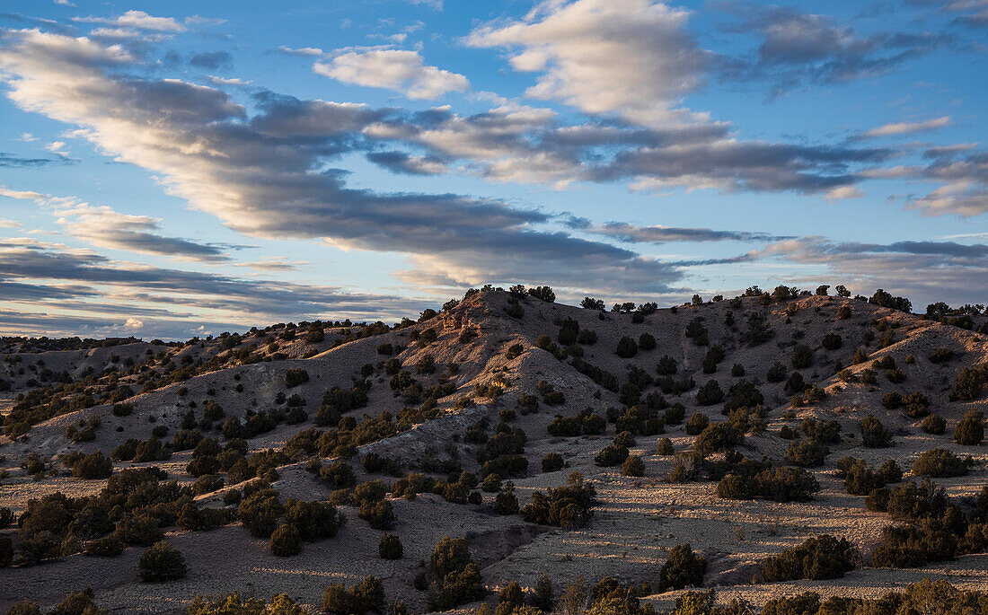 Abendwolken sammeln sich über dem Galisteo Basin Preserve, Lamy, NM, Usa