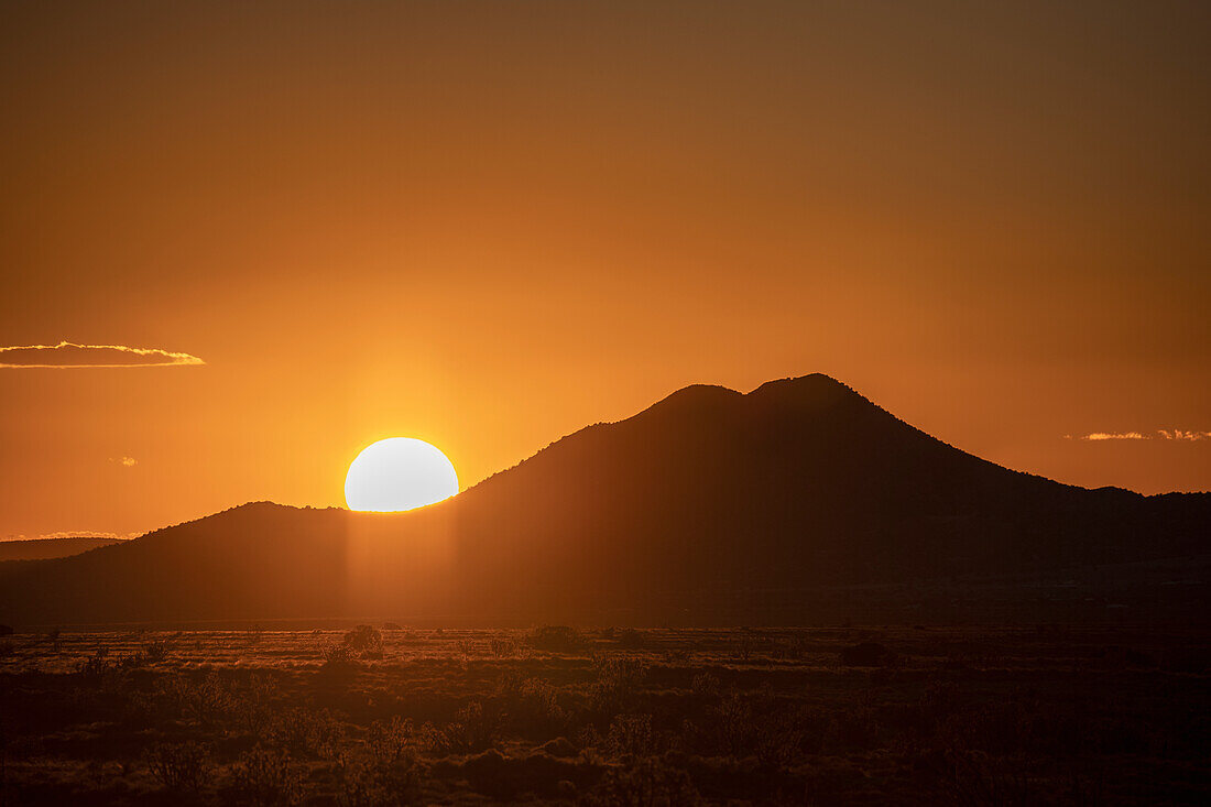 SUNSETS OVER THE CERRILLOS HILL, FROM EL DORADO, SANTA FE, NM, USA