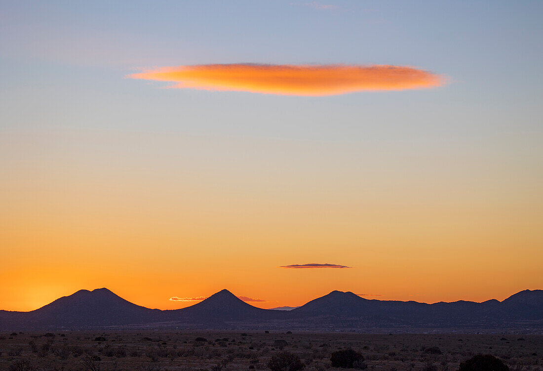 LENTICULAR CLOUD OVER THE CERRILLOS HILLS, EL DORADO, NEW MEXICO, USA