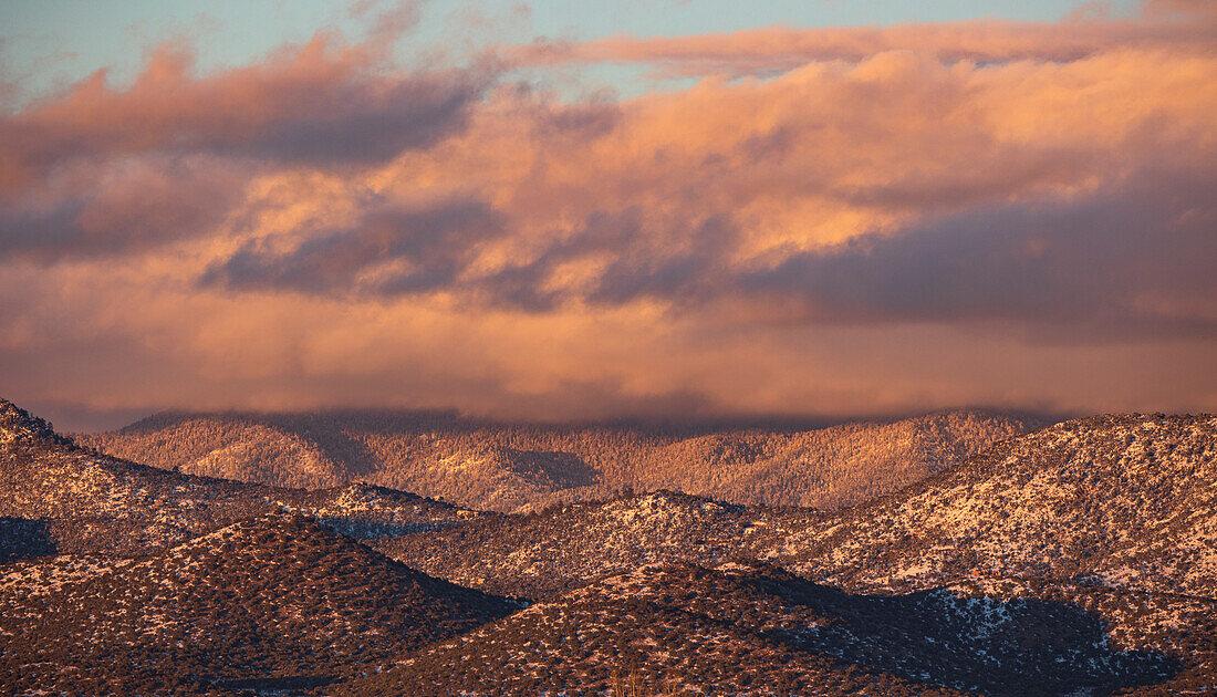 OLORFUL CLOUDS OVER THE SANGRE DE CRISTO FOOTHILLS, SANTA FE, NM, USA