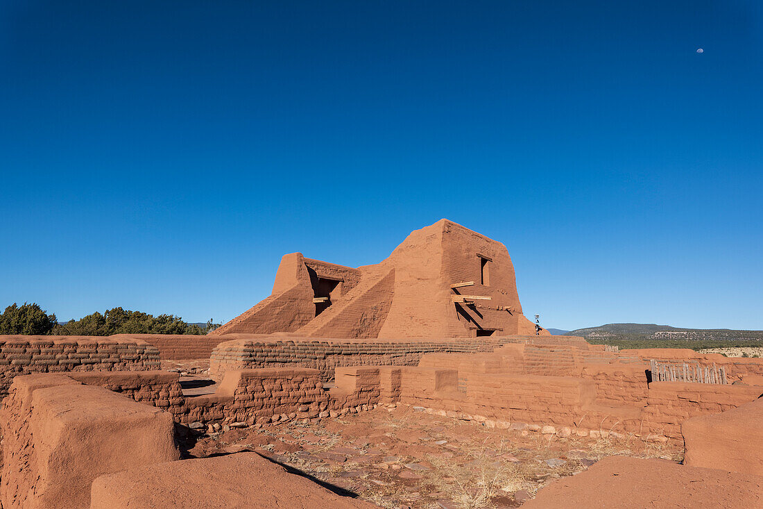 SPANSIH MISSION AND RUINS, PECOS HISROTIC PARK, PECOS, NM, USA