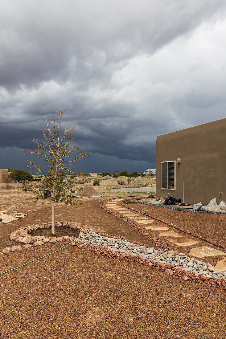 USA, New Mexico, Santa Fe, Hausrenovierung im Wüstengarten