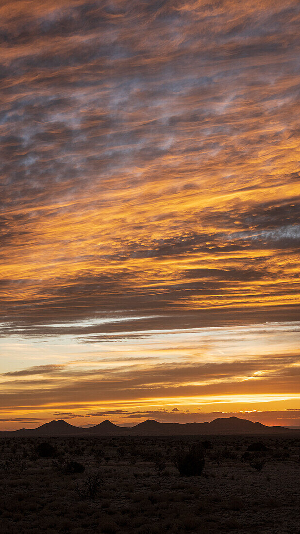 USA, New Mexico, El Dorado, Santa Fe, Sonnenuntergang Himmel über Wüstenlandschaft