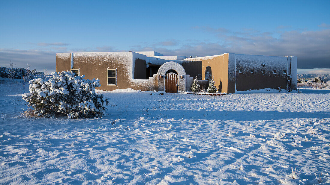 Usa, New Mexico, Santa Fe, Haus im Adobe-Stil im Winter mit Schnee bedeckt
