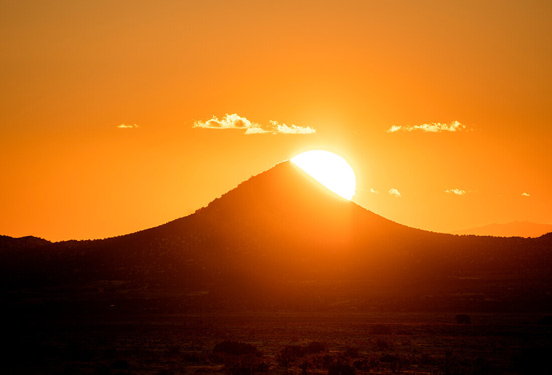 USA, New Mexico, Santa Fe, El Dorado, Sonnenuntergang über Hügeln