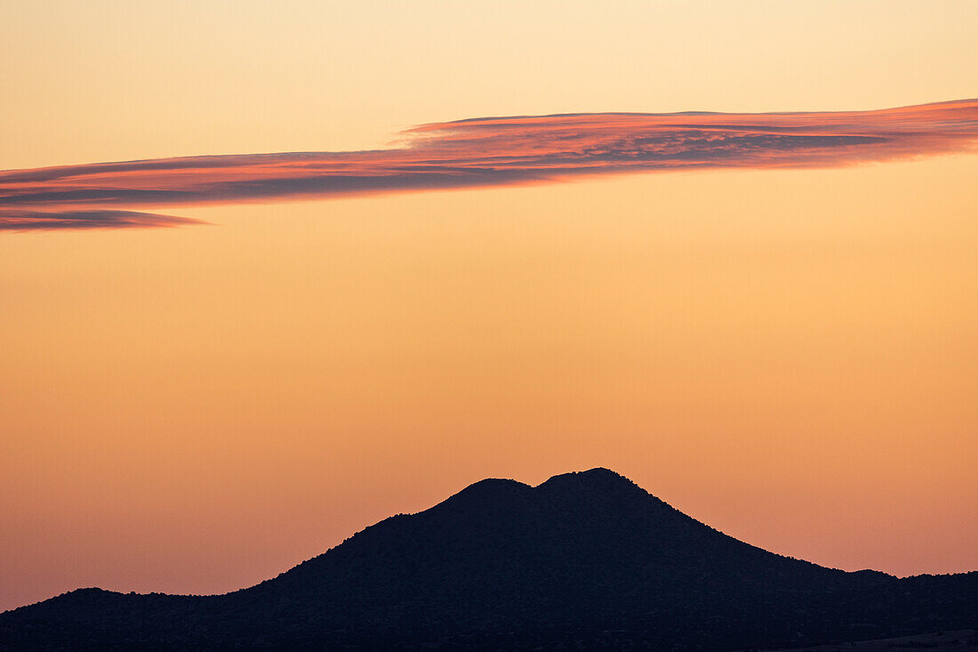 USA, New Mexico, Santa Fe, El Dorado, Sonnenuntergang Himmel über Landschaft mit Hügeln