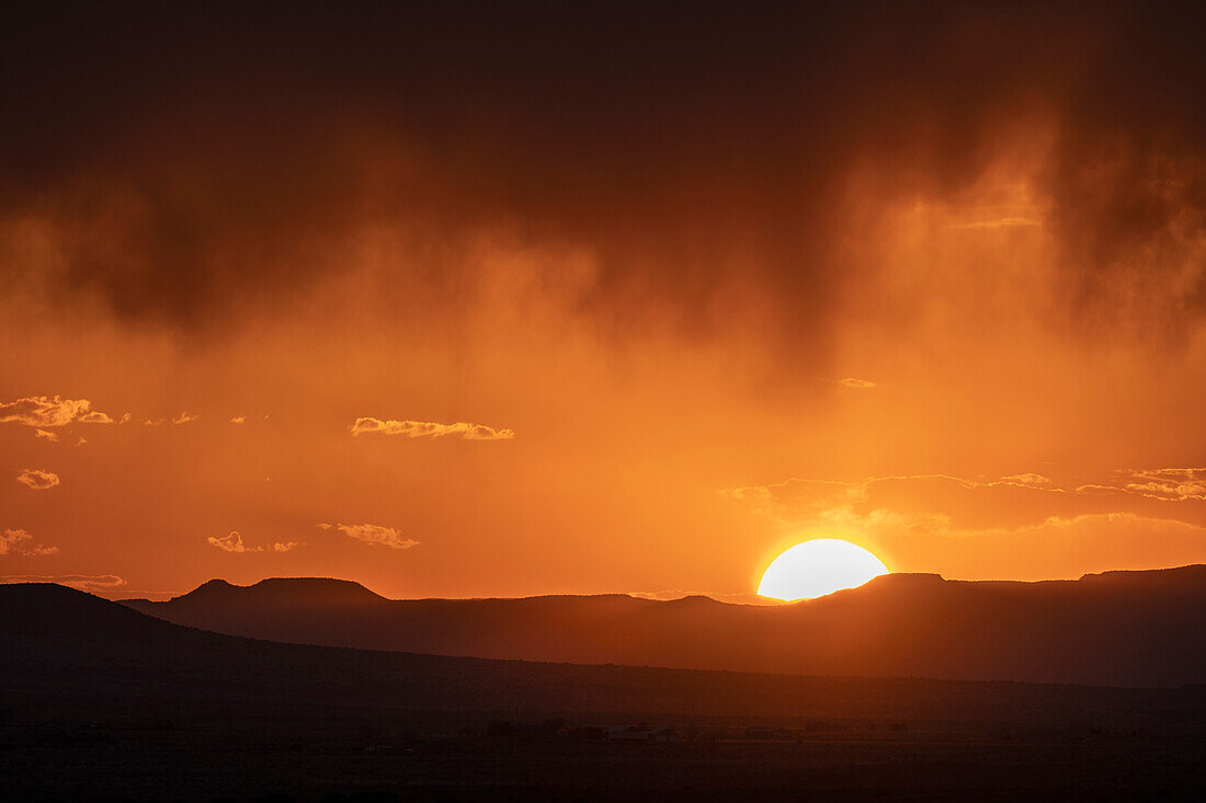 USA, New Mexico, Santa Fe, El Dorado, Sonnenuntergang über Landschaft mit Wolken