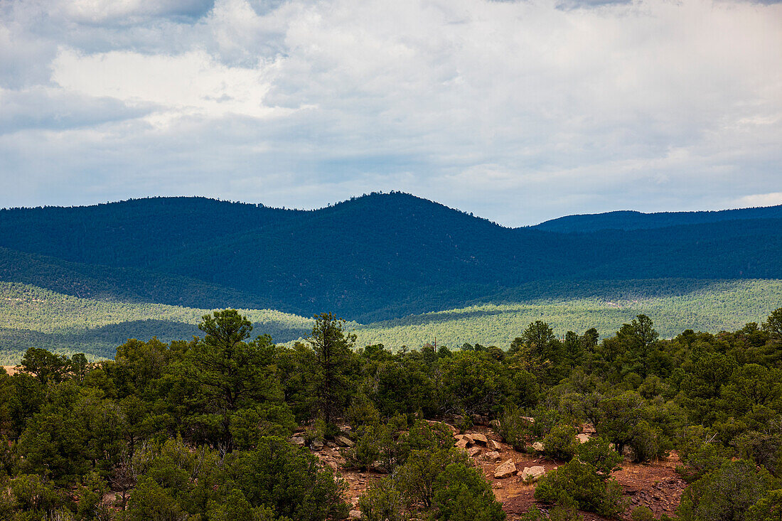 Usa, New Mexico, Pecos, Pecos National Historic Park, Landschaft mit Sangre de Cristo Mountains und Wald