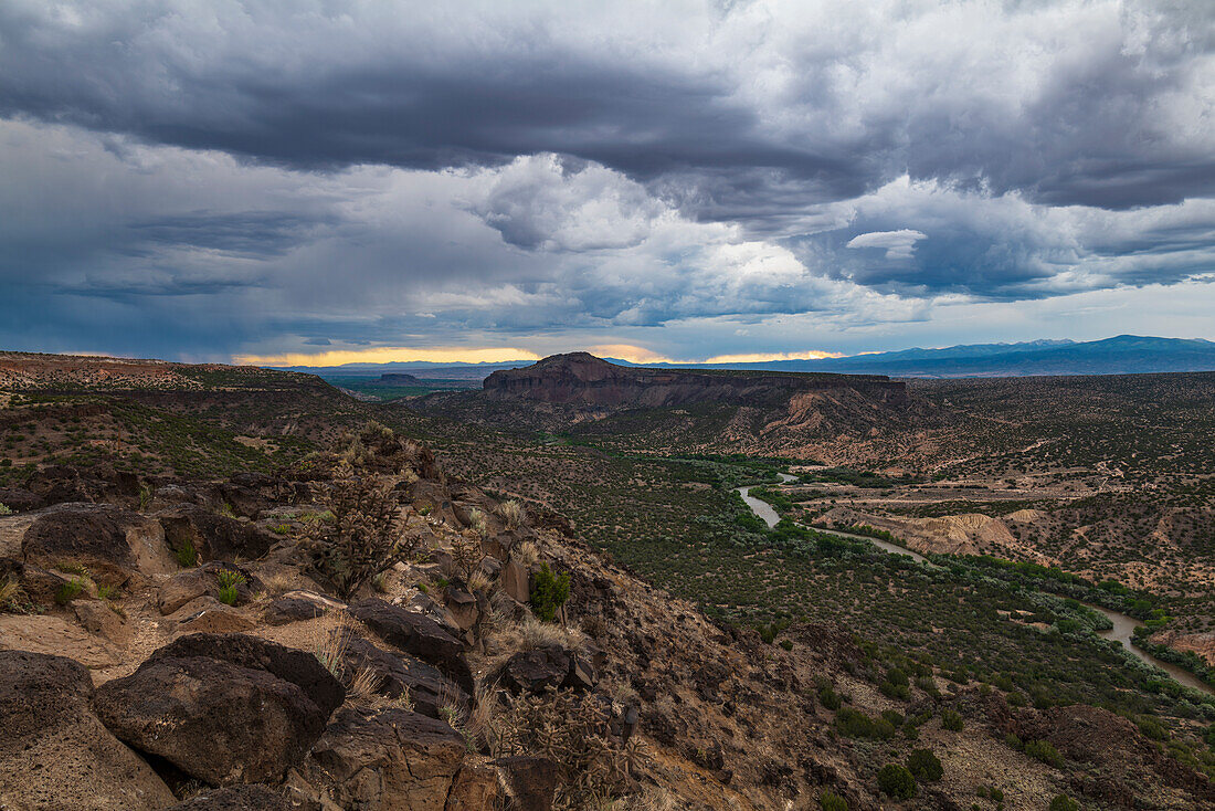 USA, New Mexico, White Rock, Gewitterwolken über White Rock Overlook