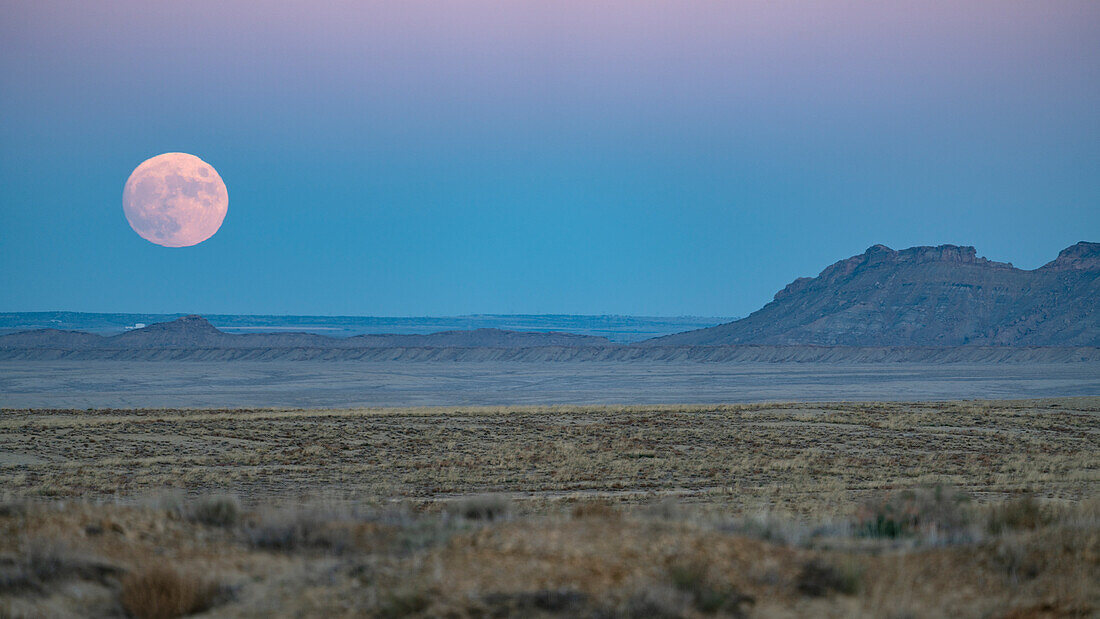 USA, New Mexico, Shiprock, Vollmond, der über der Wüstenlandschaft der Navajo-Nation aufgeht