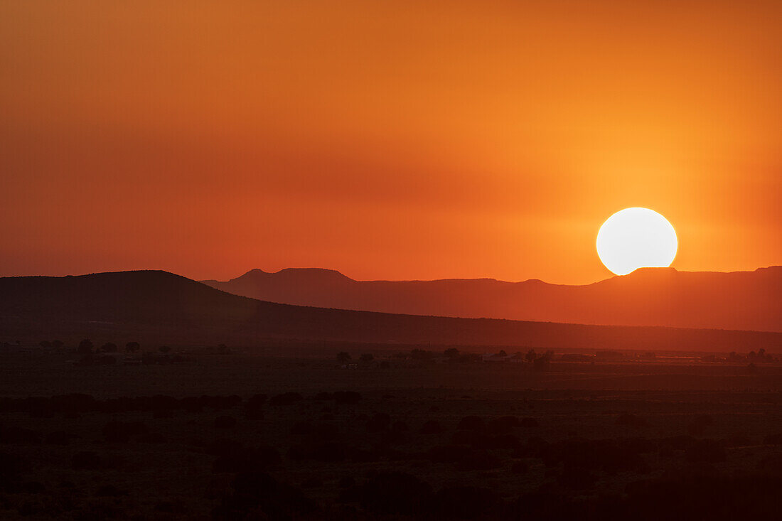 USA, New Mexico, Santa Fe, Sonnenuntergang über Wüstenlandschaft