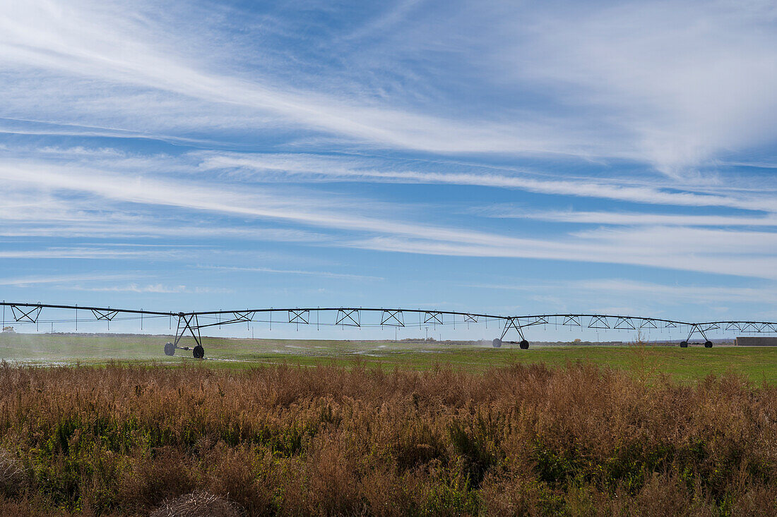 USA, New Mexico, Farmington, Bewässerungssystem im Feld