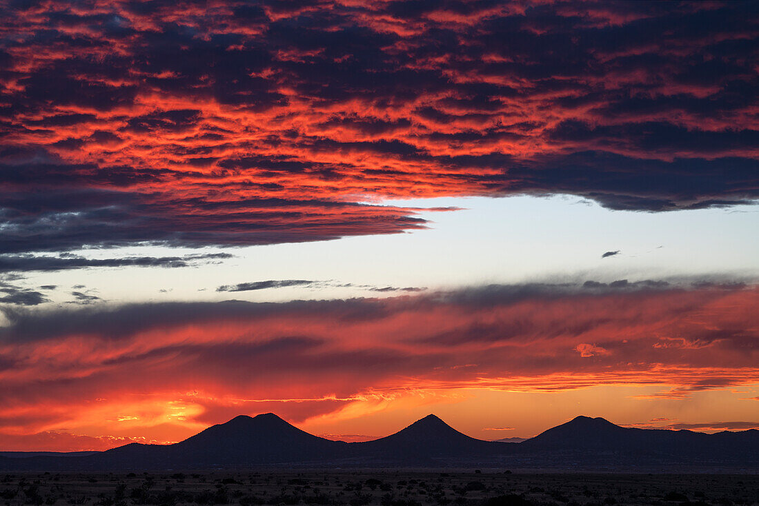 USA, New Mexico, Santa Fe, dramatischer Sonnenunterganghimmel über Hügeln