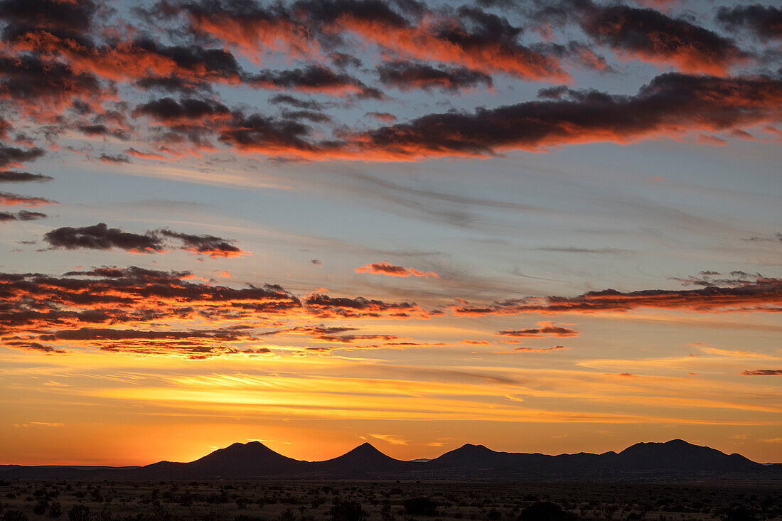 USA, New Mexico, Santa Fe, dramatischer Sonnenunterganghimmel in Cerrillos Hills State Park