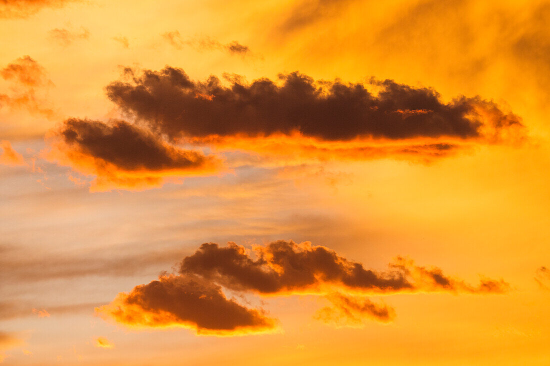 Silhouetten von Wolken auf Himmel beim Sonnenuntergang