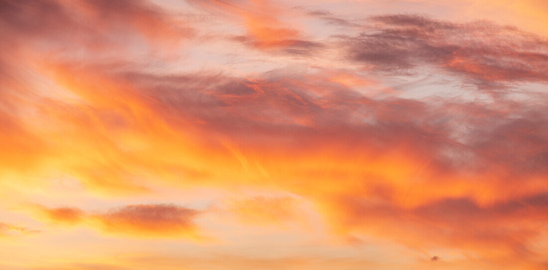 Sonnenuntergangshimmel mit goldenen Wolken