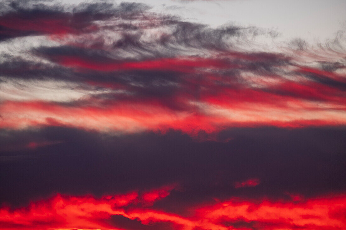 Dramatischer Sonnenuntergangshimmel mit roten und violetten Wolken