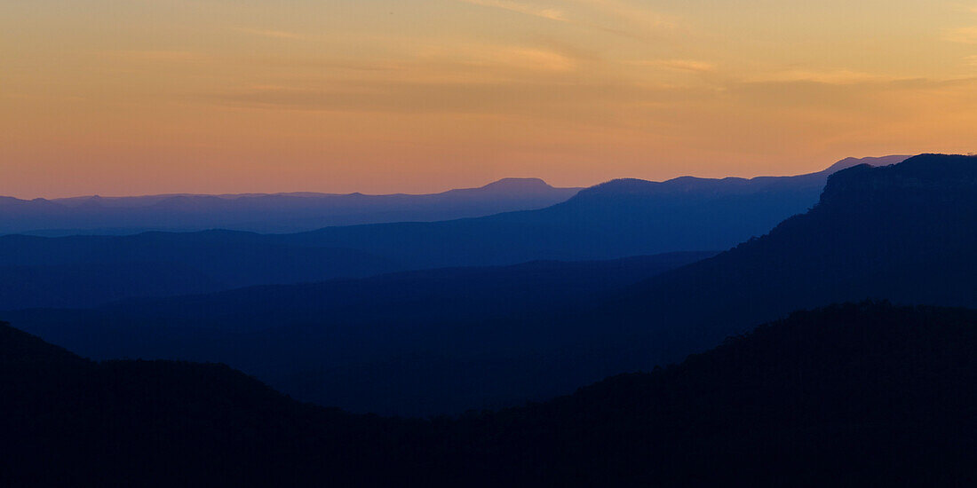 Landschaft mit Jamison Valley und Bergen im Blue Mountains National Park