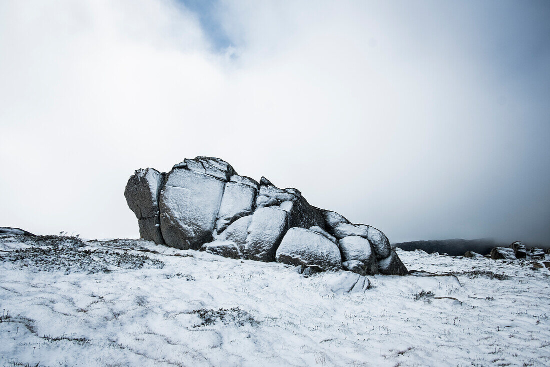 Australien, New South Wales, schneebedeckte Felsen in den Bergen am Charlotte Pass im Kosciuszko National Park