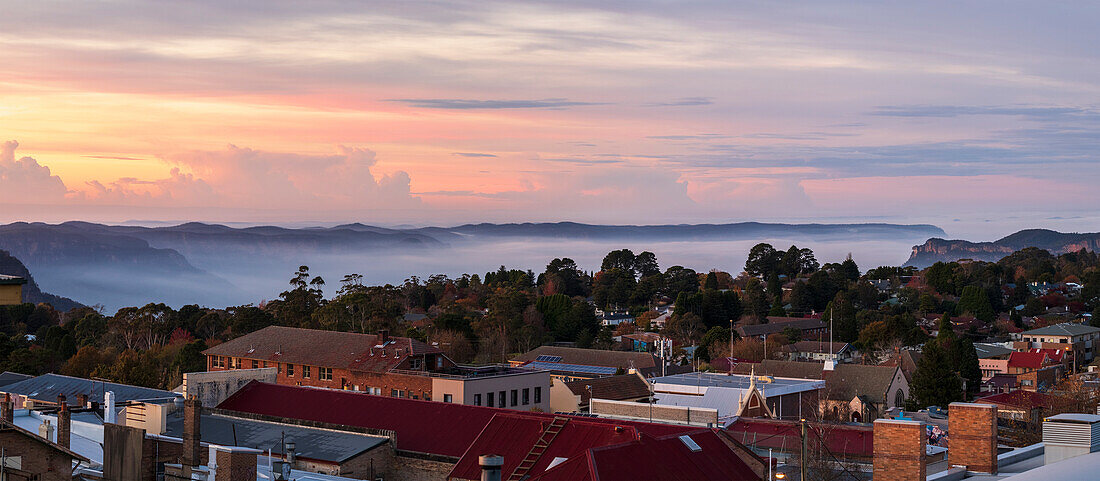 Australia, NSW, Katoomba, Townscape and mountains at sunset