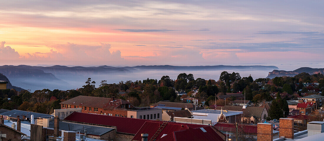 Australien, NSW, Katoomba, Stadtbild und Berge bei Sonnenuntergang