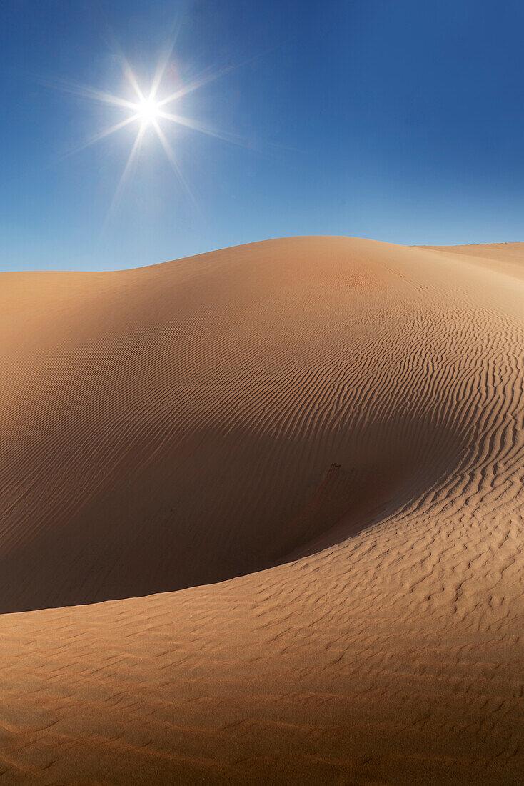 Dubai, Vereinigte Arabische Emirate, Sonne scheint über Sanddünen in der Wüste