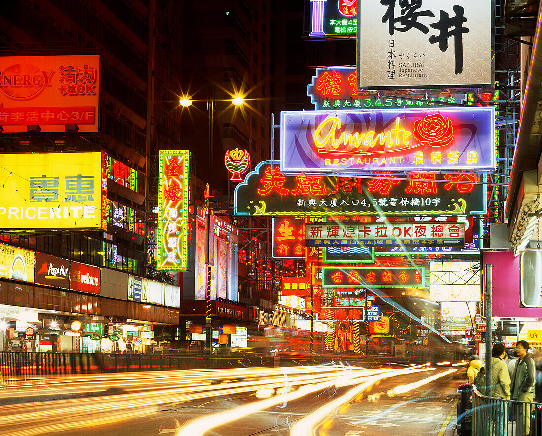 China, Hongkong, Neonlichter und Schilder auf einer belebten Straße in der Nacht